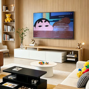 Meuble TV moderne avec éclairage LED intégré, 3 portes de rangement et 2 étagères en verre.