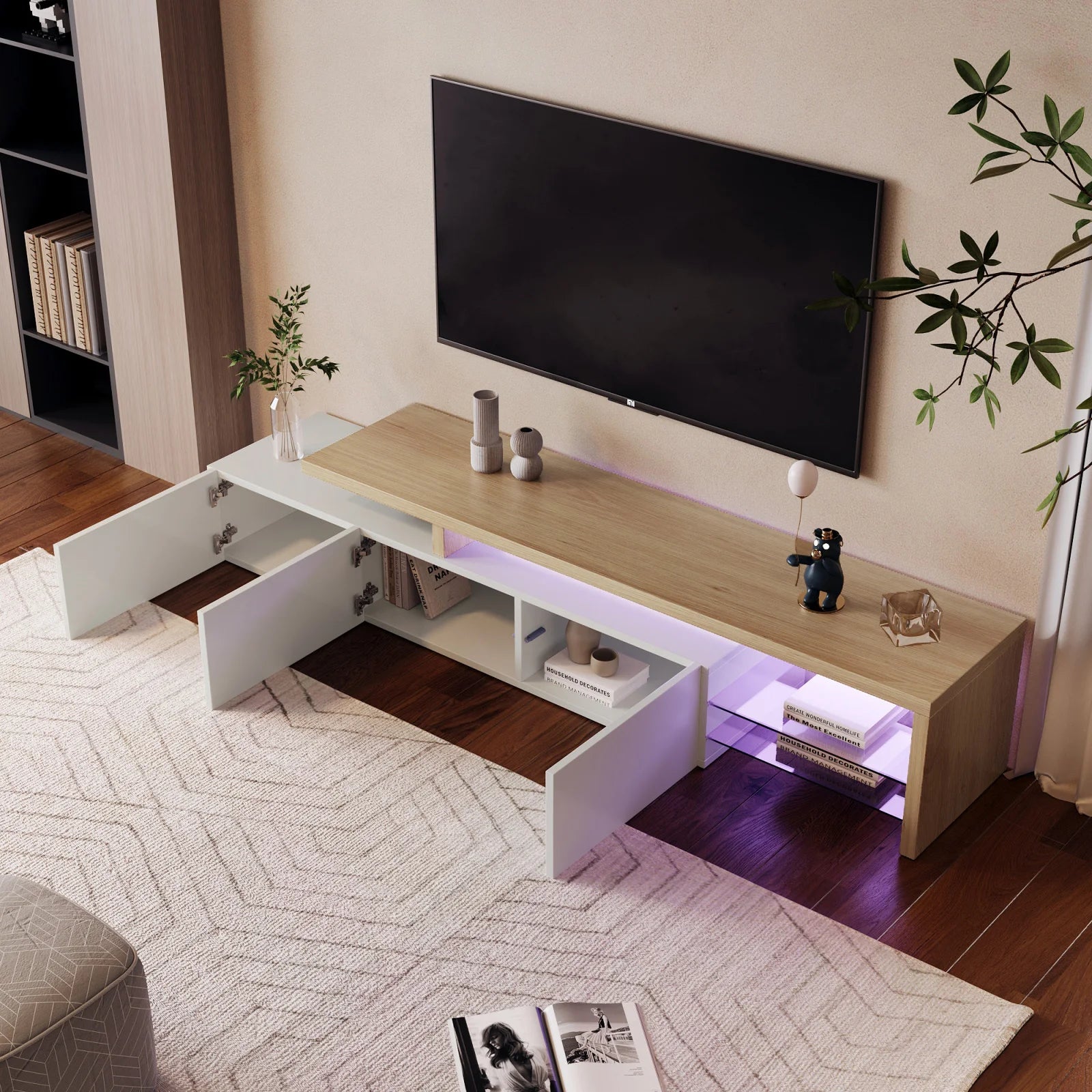 Meuble TV moderne avec éclairage LED intégré, 3 portes de rangement et 2 étagères en verre.
